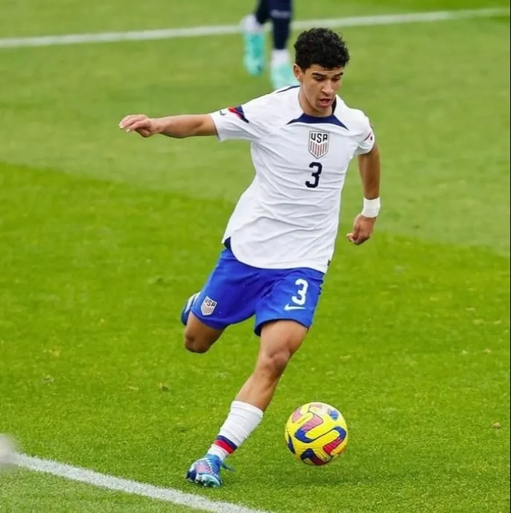 Manu Romero jugando para Estados Unidos