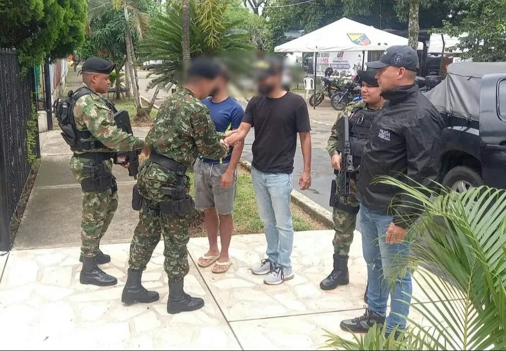 Militares colombianos saludan a los dos turistas canadienses recién rescatados de su secuestro.