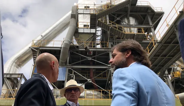 El jefe de Operaciones de Cementos Artigas, Federico Gutiérrez, junto con el presidente Lacalle Pou