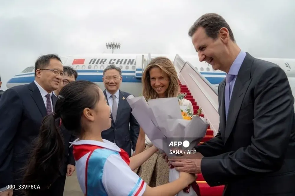 El presidente sirio Bashar al Asad fue recibido en la pista del aeropuerto de Hangzhou por artistas y músicos