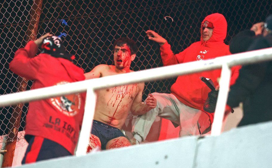 A varios hinchas chilenos los golpearon y les robaron la ropa