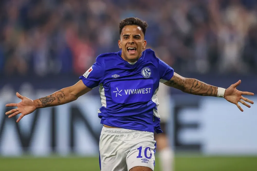 El uruguayo Rodrigo Zalazar celebra el gol de la victoria y el ascenso de Schalke 04 a la Bundesliga luego de una temporada