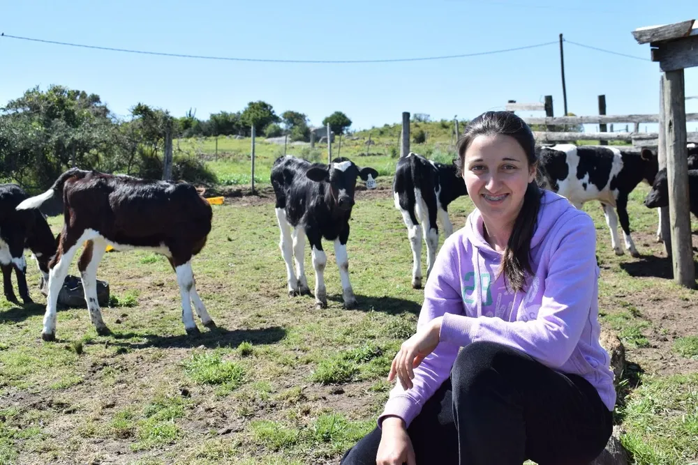Yazmín Techera, en la guachera donde cuida a los terneros.