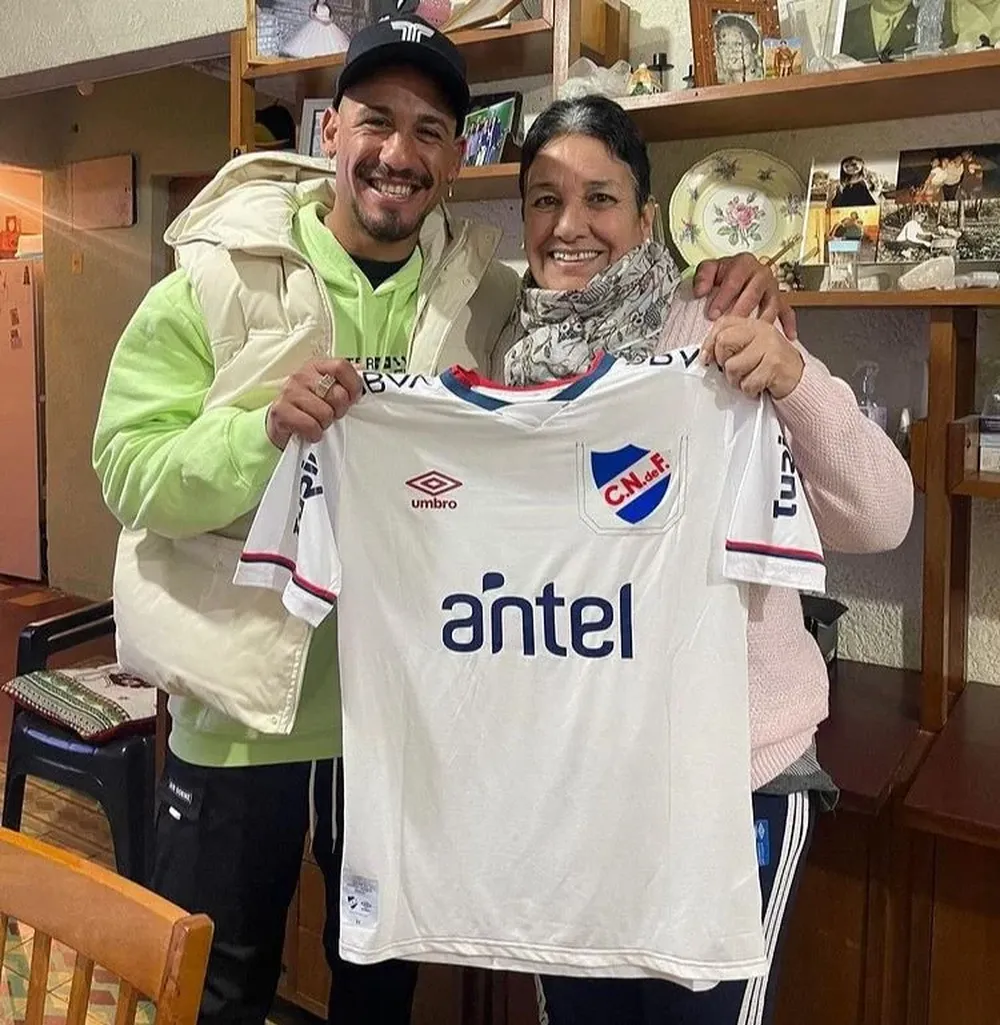 Yonatan Rodríguez y la destinataria de la camiseta