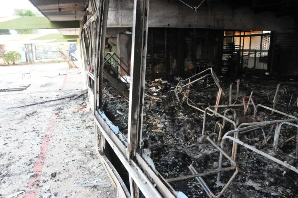 El caos es total en las salas incendiadas.