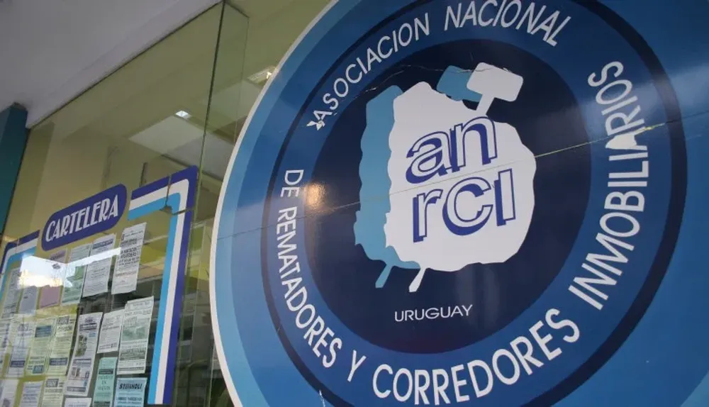 Escudo de la Asociación Nacional de Rematadores, Tasadores y Corredores Inmobiliarios, en el local de Uruguay 826