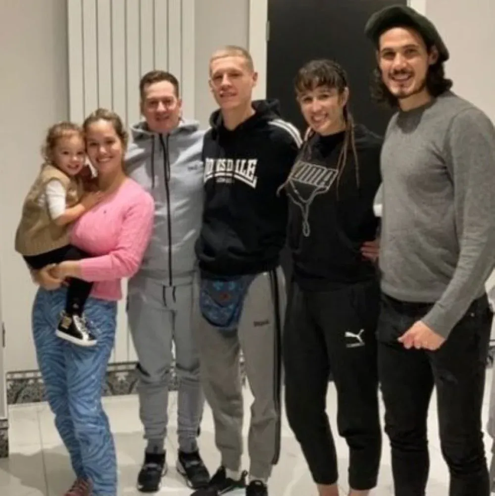 Chris Namus visitó la casa de Edinson Cavani y departió unas horas con el jugador de Manchester United luego de haber perdido la pelea del sábado por el título mundial