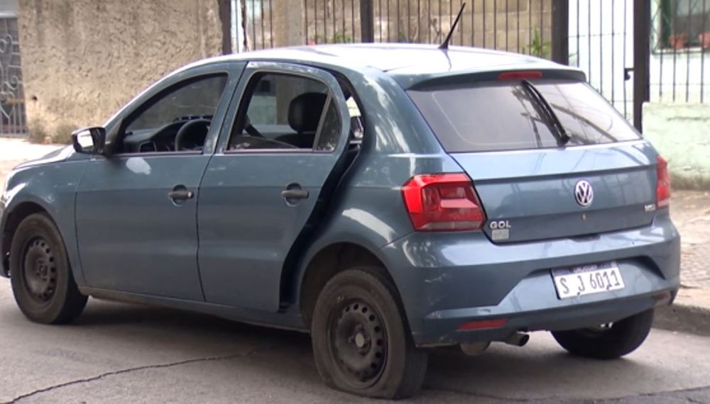 Auto baleado en Villa Española