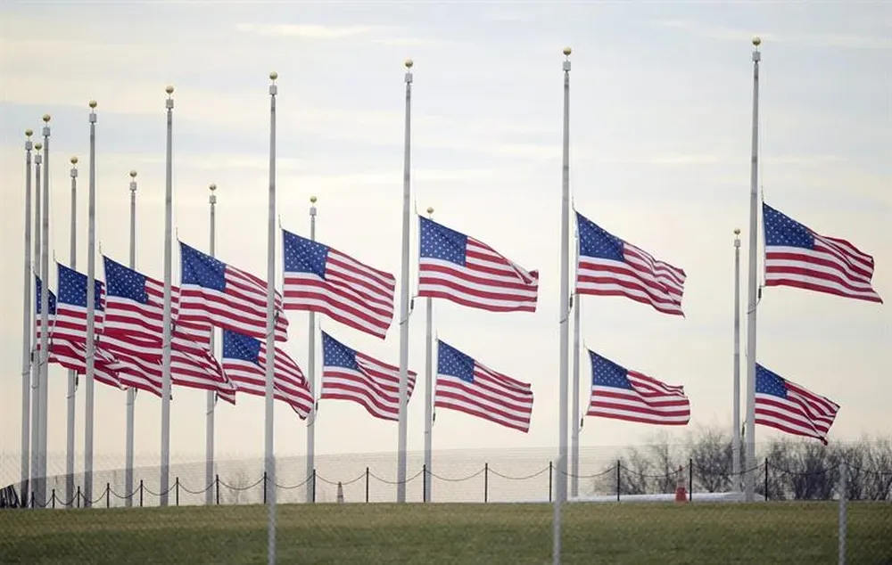 EUA- Las banderas de Estados Unidos flamean a media asta en el Washington Monument, Washington DC