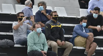 Ignacio Ruglio y otros dirigentes y delegados viendo a Peñarol
