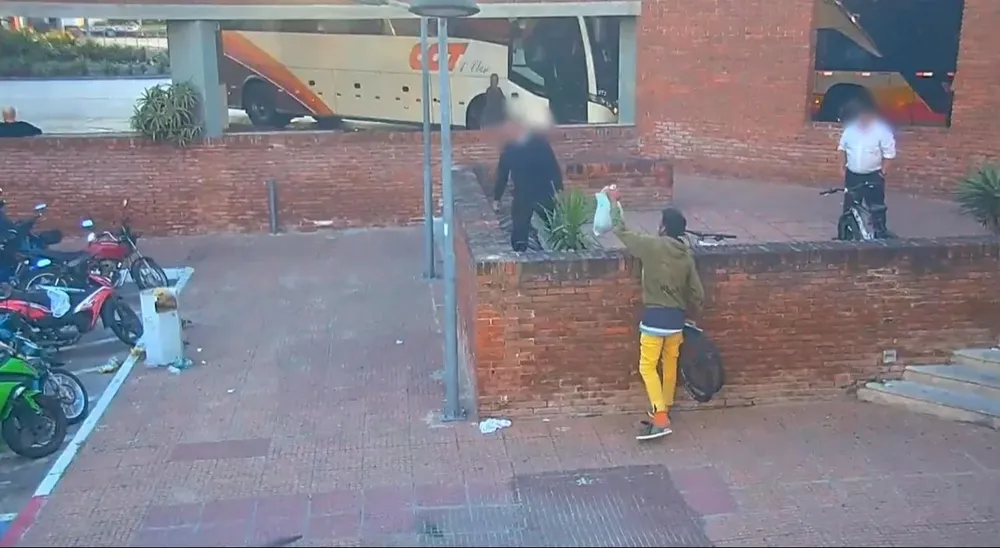 Momento en el que el hombre se retira de la terminal de Punta del Este con las ruedas robadas