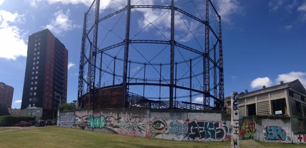 La estructura del gasoducto, hoy. Detrás, la rambla.