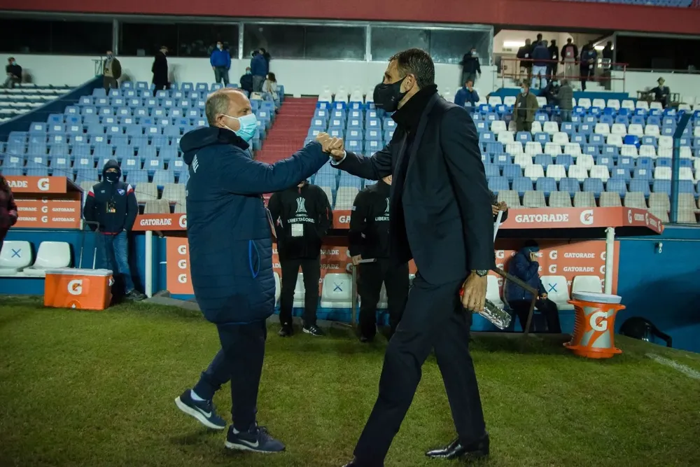 Alejandro Cappuccio y Gustavo Poyet cuando se enfrentaron en el Gran Parque Central por la Copa Libertadores de este año