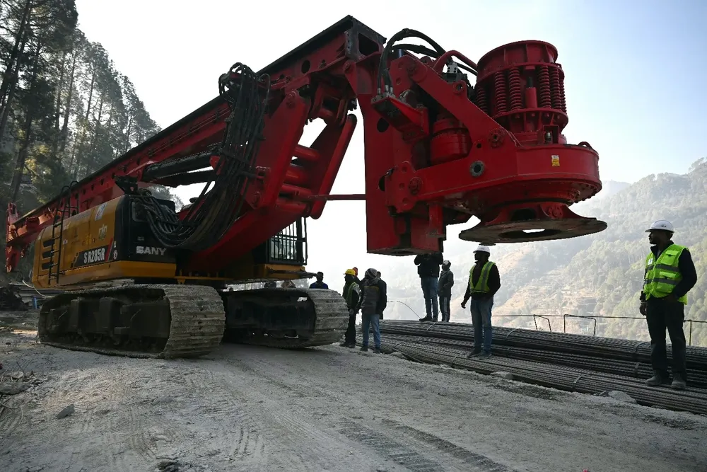 Una tunelera vertical trabaja para sacar a los obreros atrapados por el derrumbe.
