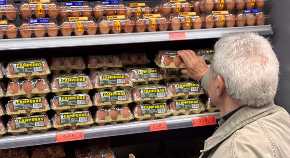 Mercadona saca temporalmente de la venta los huevos de gallina criadas fuera de la jaula.