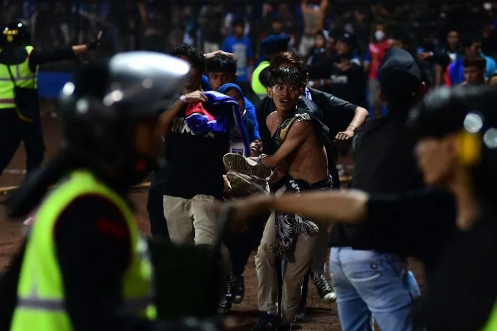 Una imagen de la estampida en el estadio en Indonesia, que dejó cientos de muertos