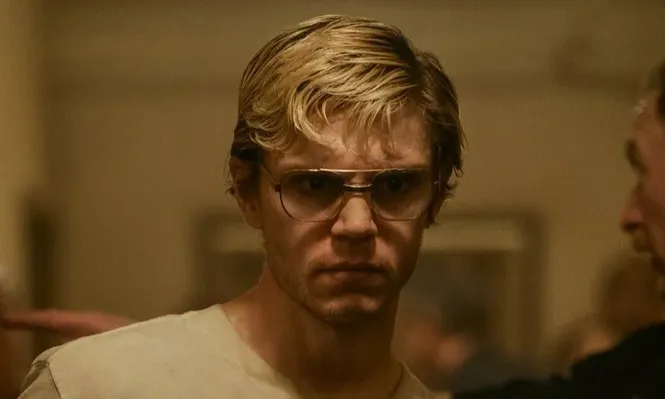 La serie está protagonizada por Evan Peters