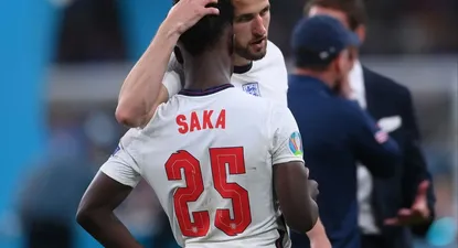 Bukayo Saka es consolado por Harry Kane tras marrar el último penal de Inglaterra en la final ante Italia