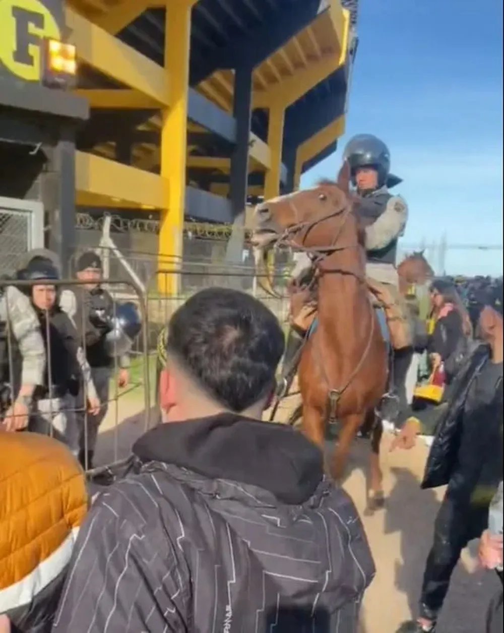Insultos de hinchas de Peñarol con la policía en una entrada al Campeón del Siglo