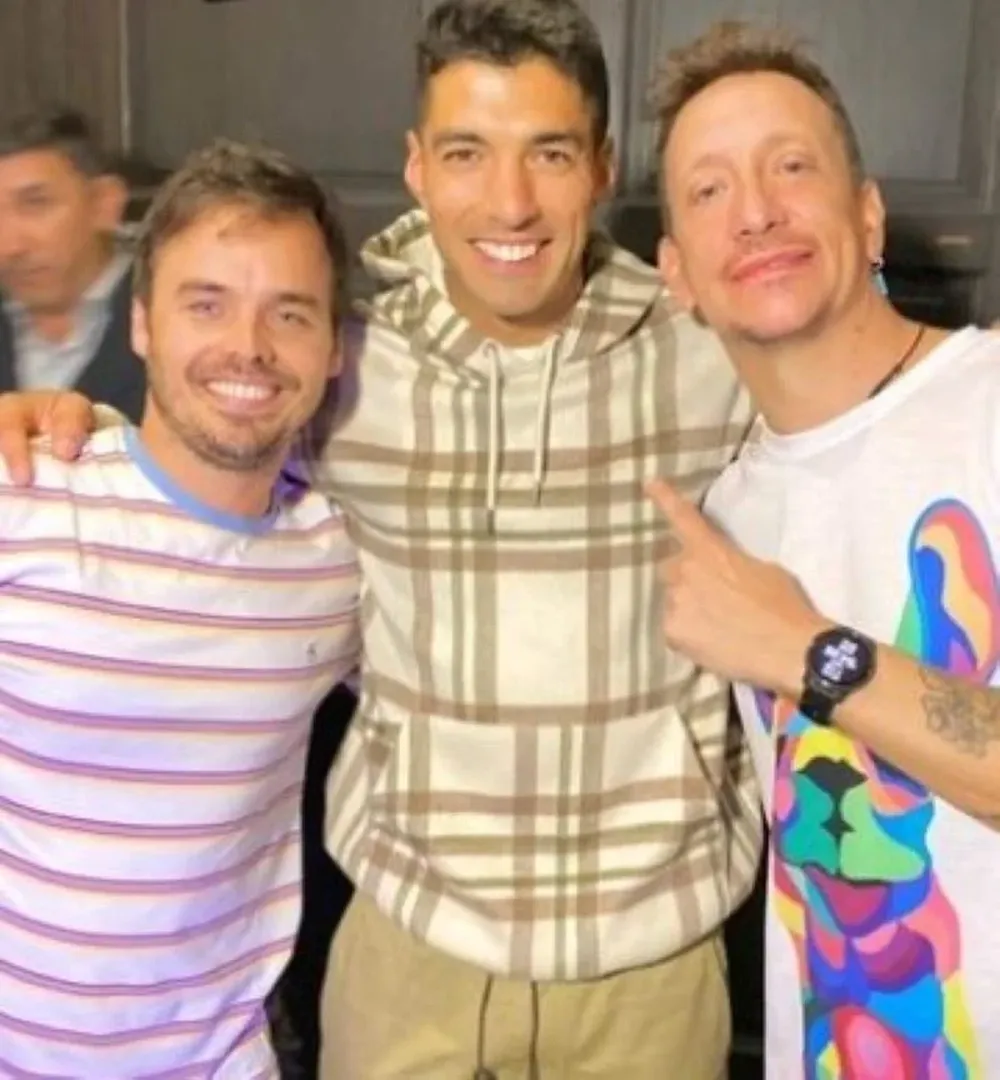 Luis Suárez junto a los actores argentinos Nicolás Vázquez y Benjamín Rojas luego de ver la obra de teatro