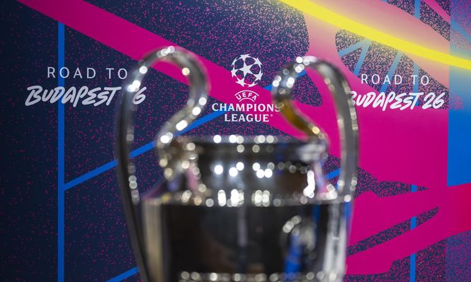 La copa de la Champions League en el sorteo de los playoffs