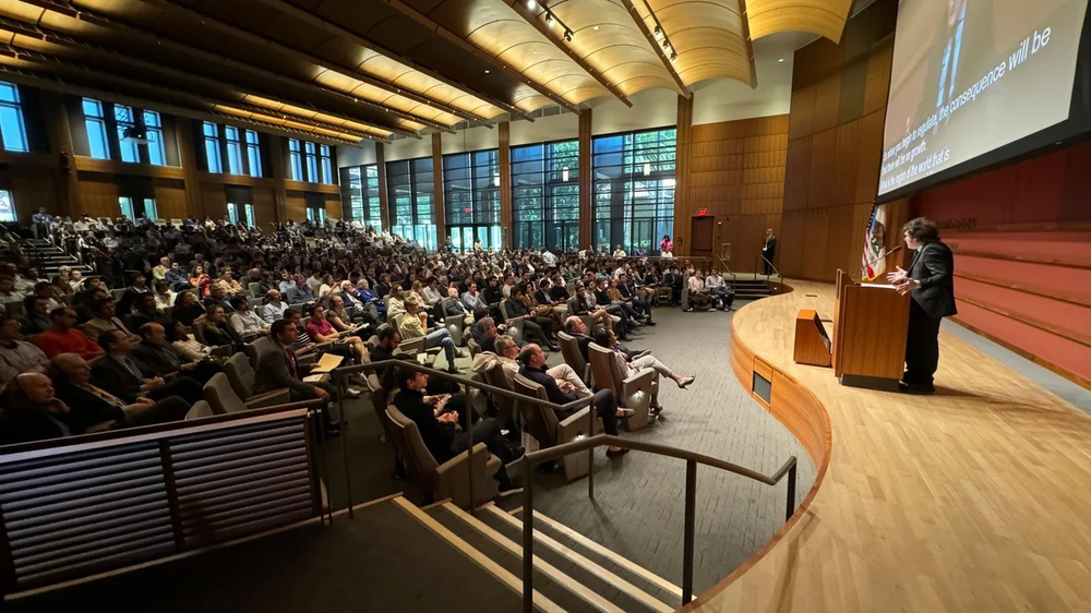 El presidente Javier Milei disertó en la Universidad de Stanford