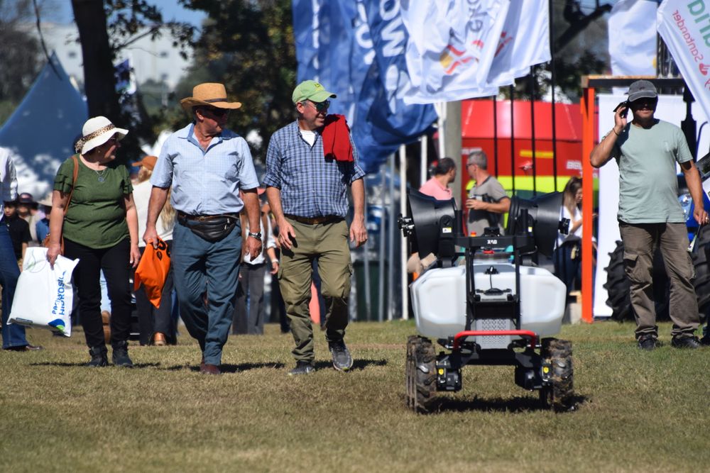 Expo Rural de Melilla: en una de las calles, junto al público, un sistema robotizado para uso en riego, una de las tecnologías exhibidas este año.