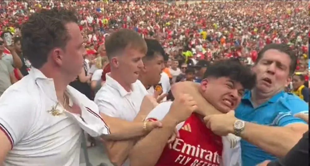 En las tribunas estuvo movido el amistoso