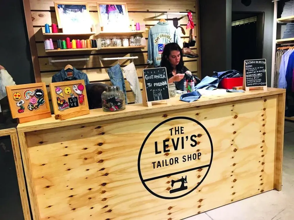 La inauguración tuvo como motivo el festejo de los 144 años del jean 501