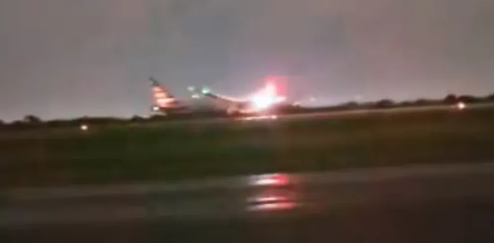 Captura del video en el que se observa cómo el Boeing es alcanzado por un rayo