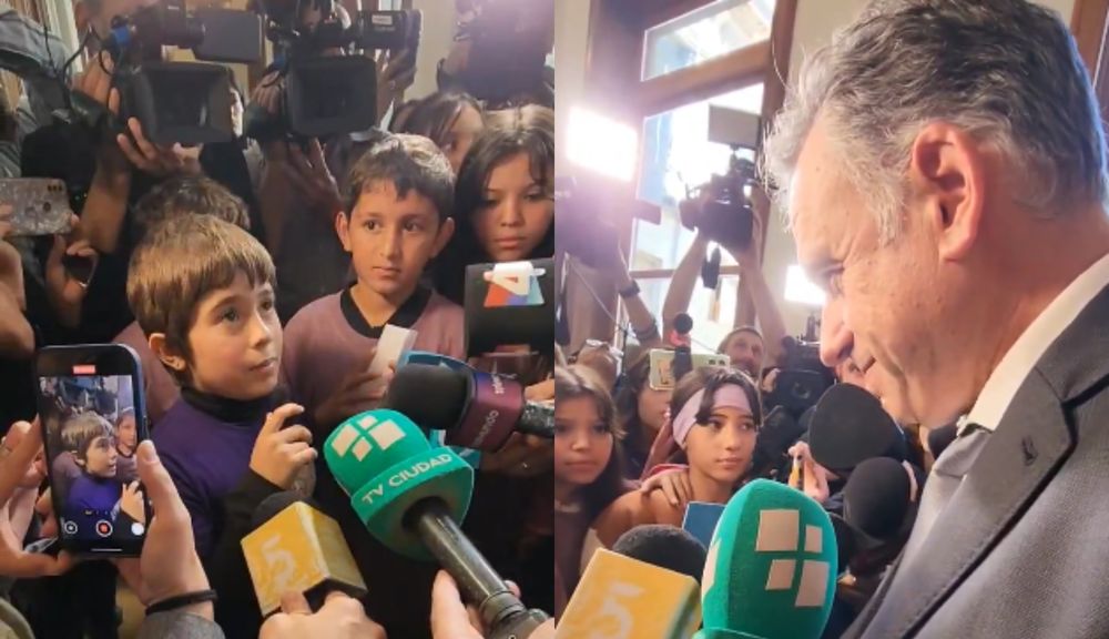 El presidente de la República, Yamandú Orsi, junto a un niño en una actividad del SIPIAV