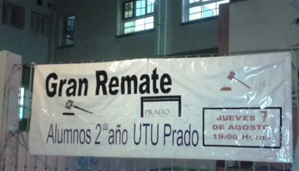 Fachada de la Escuela de Administración y Servicios con el cartel del remate