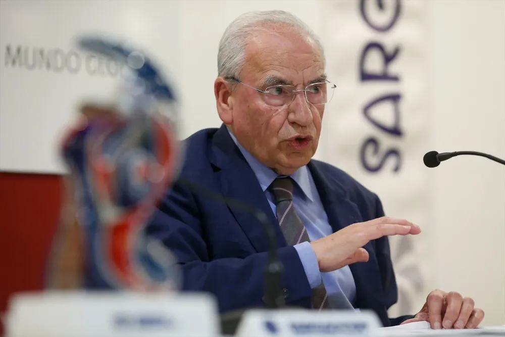 El exvicepresidente del Gobierno en los gabinetes de Felipe González, Alfonso Guerra, ofrece una conferencia en el Hotel Voar dentro del ciclo organizado por la Fundación Sargadelos