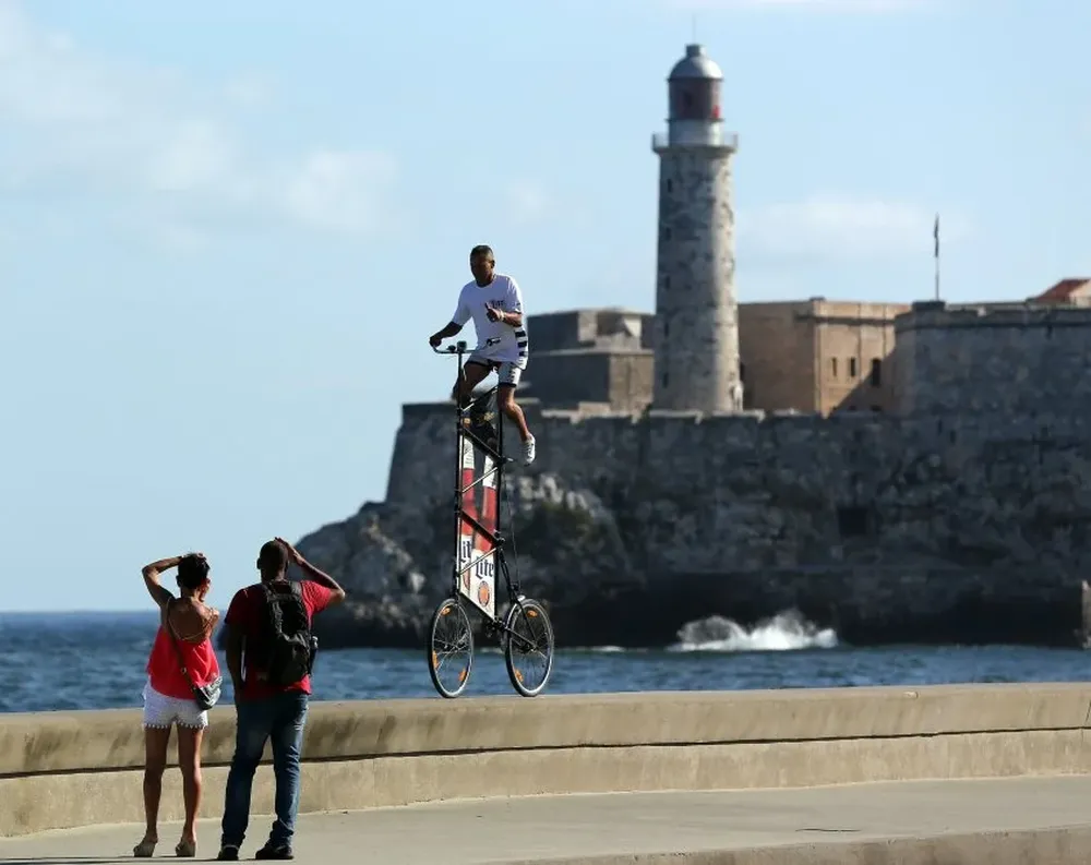 El ciclista cubano Félix Guirola pedalea su bicicleta de tres metros de altura por las calles de La Habana