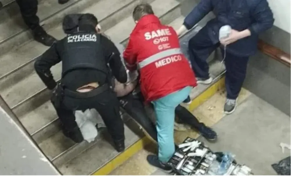 Imagen de la policía y el SAME asistiendo a la víctima