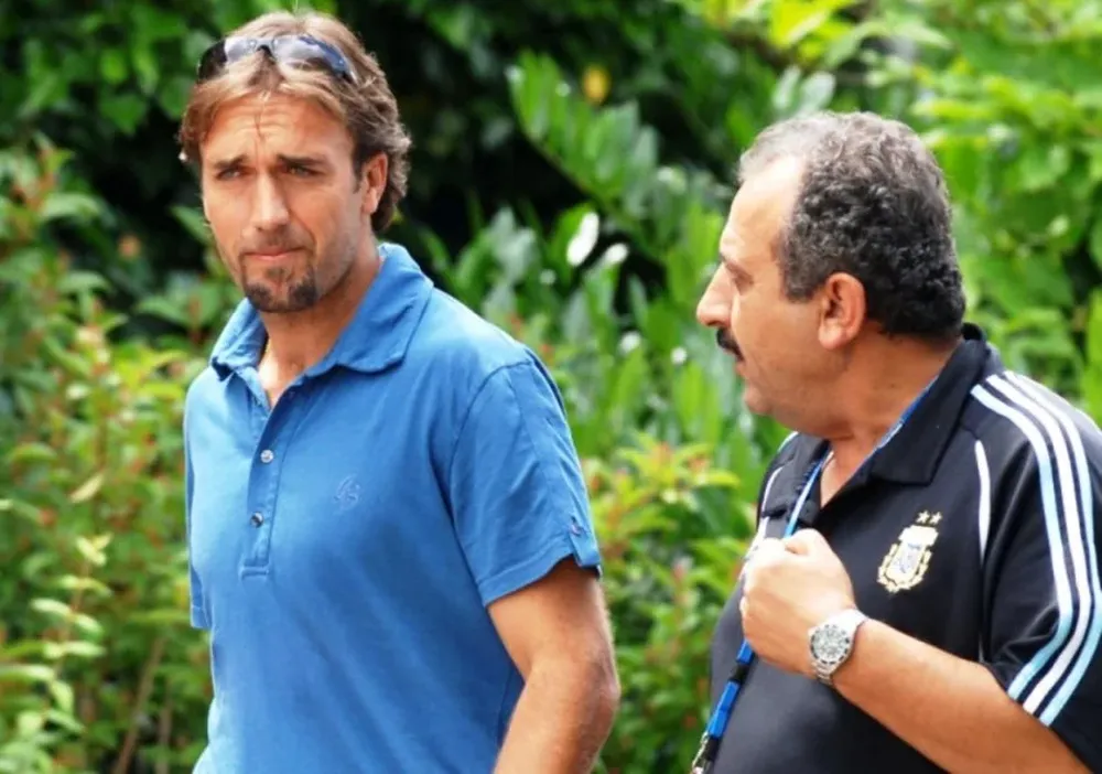 Otros tiempos; Nakis en la selección junto a Gabriel Omar Batistuta.