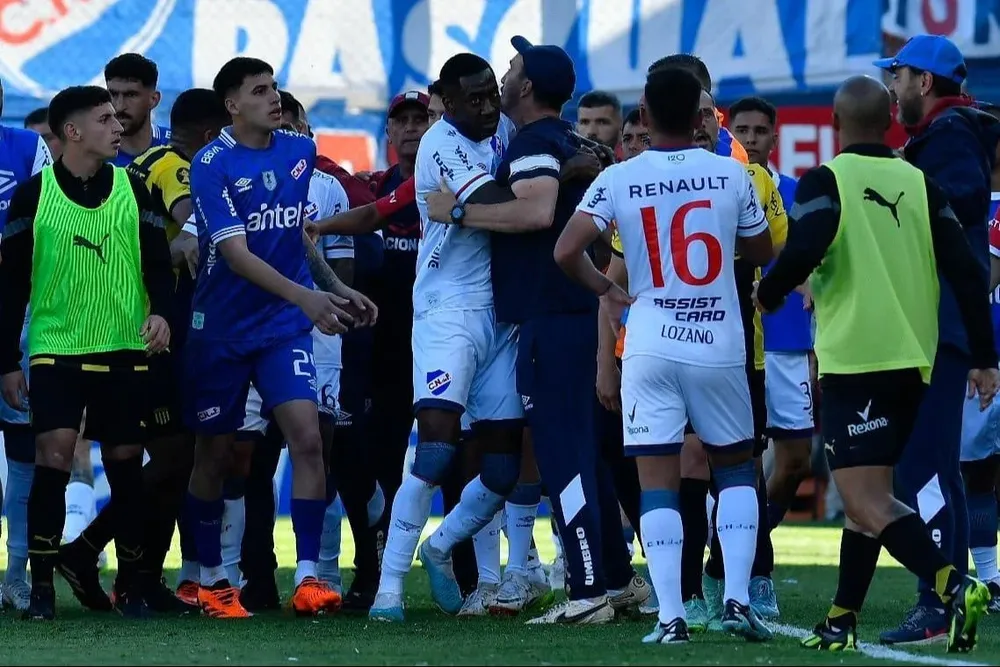 Abeijón participó de una dscusión con jugadores de Peñarol y fue expulsado