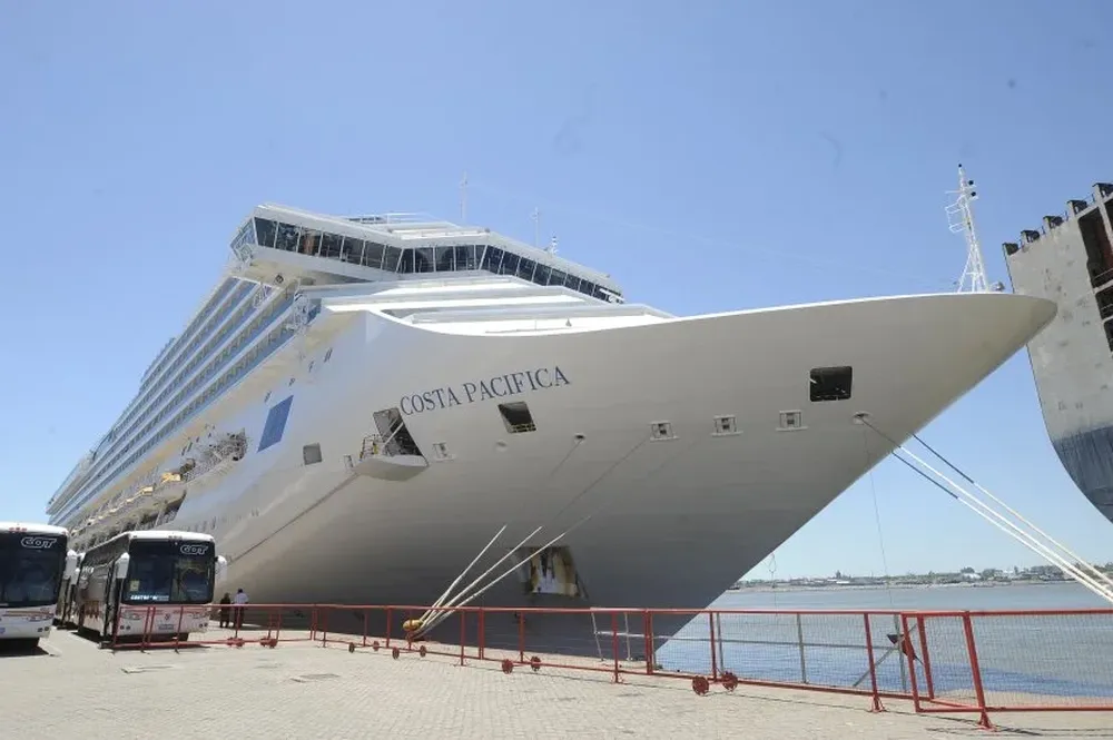 El crucero Costa Pacífica, propiedad de la compañía italiana Costa Cruceros, arribó este sábado a Montevideo