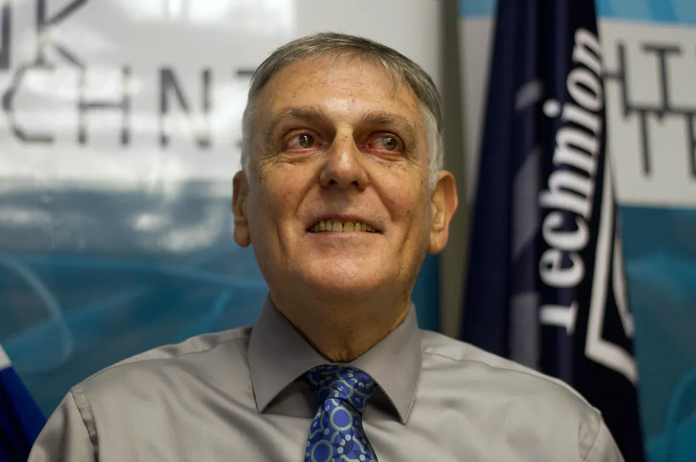 Daniel Shechtman. Nobel de Química 2011 por descubrir los cuasicristales, que transformaron de forma fundamental el modo de concebir la materia sólida, según la Real Academia de las Ciencias sueca.