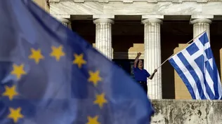 Grecia. Un manifestante grita durante una protesta pro-Europa frente al parlamento griego en Atenas