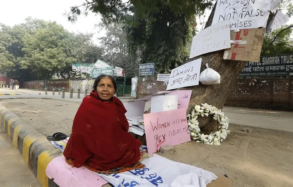 Bhanuwat, sentada en el manifestódromo junto a la sede del parlamento, pide justicia por el caso de la joven violada