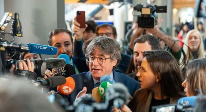 El expresidente de la Generalitat Carles Puigdemont atiende a medios a su llegada al Parlamento Europeo.