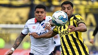 Antonio Galeano de Nacional ante Maximiliano Olivera de Peñarol en la final del Torneo Intermedio