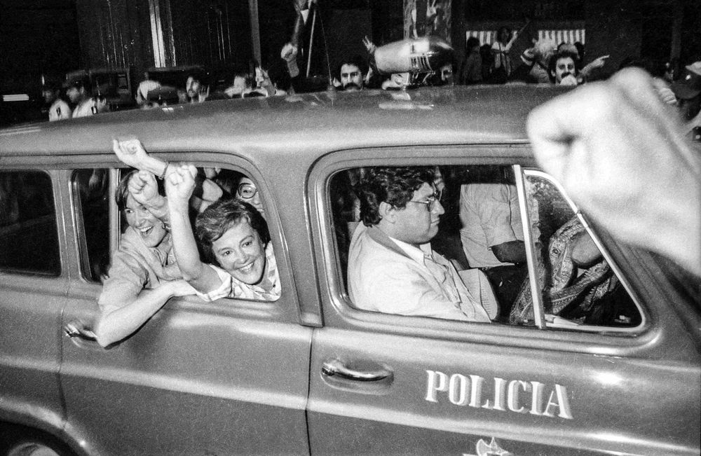 Lucía Topolansky con su hermana María Elia, el día de 1985 en que fueron liberadas por una ley de amnistía.