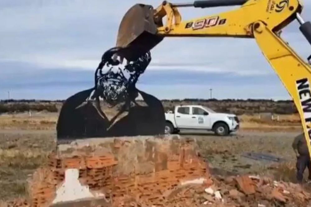 A través de Vialidad Nacional, el Gobierno demolió el monumento a Osvaldo Bayer en Río Gallegos, Santa Cruz.