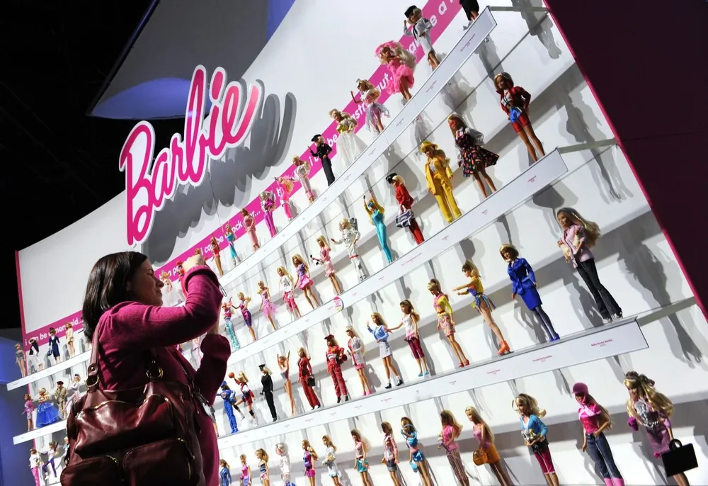 Prevén un aumento en las ventas de muñecas y accesorios de Barbie tras el estreno de la película.