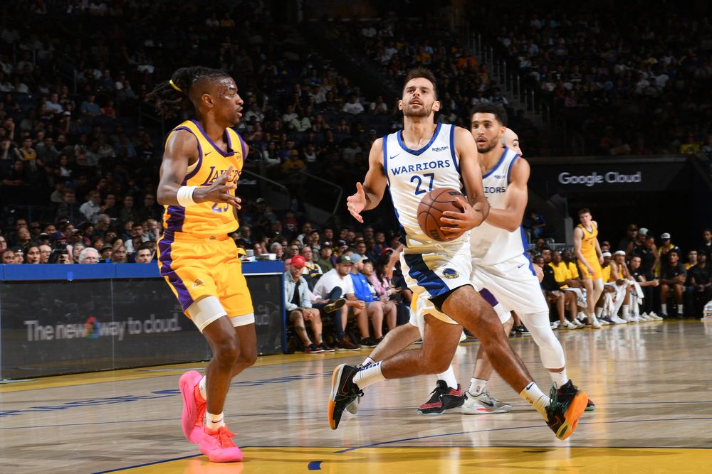 Santiago Vescovi con Golden State Warriors ante Los Angeles Lakers en la NBA
