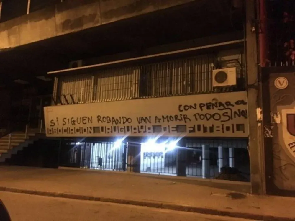 La fachada de la AUF quedó así