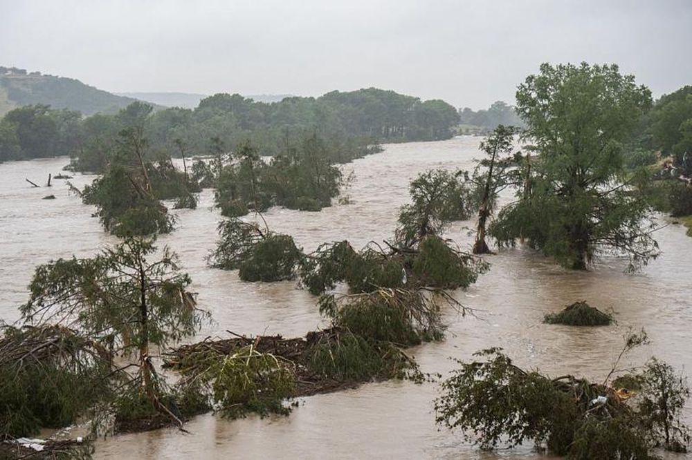 El nivel del río Guadalupe subió casi 8 metros en 45 minutos, dijo el vicegobernador de Texas.
