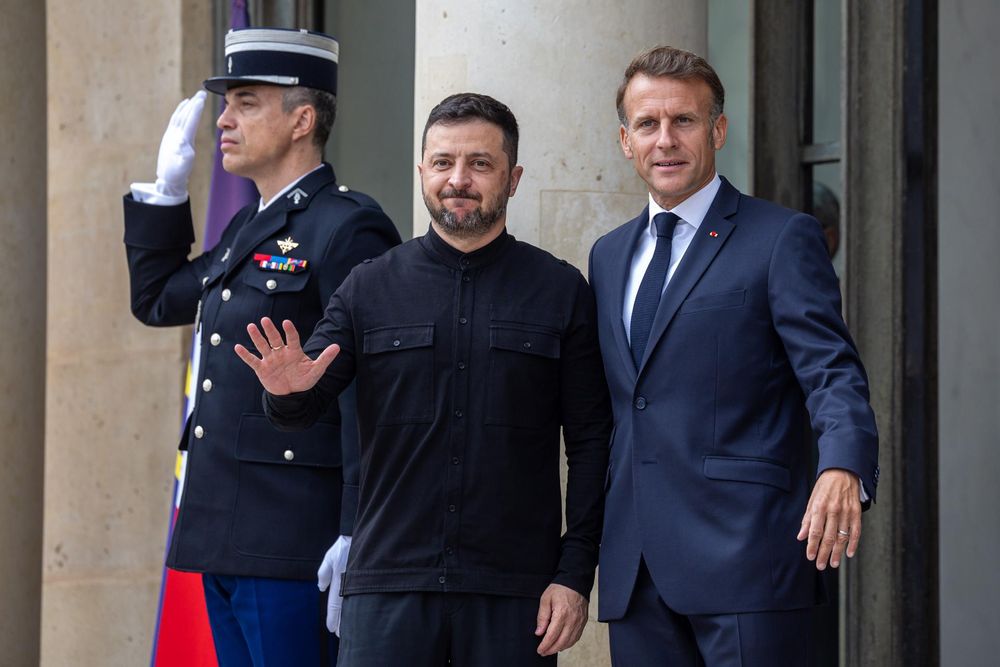 Volodomir Zelenski y Emmanuel Macron, antes de la reunión de la Coalición de Volutarios, en París. EFE